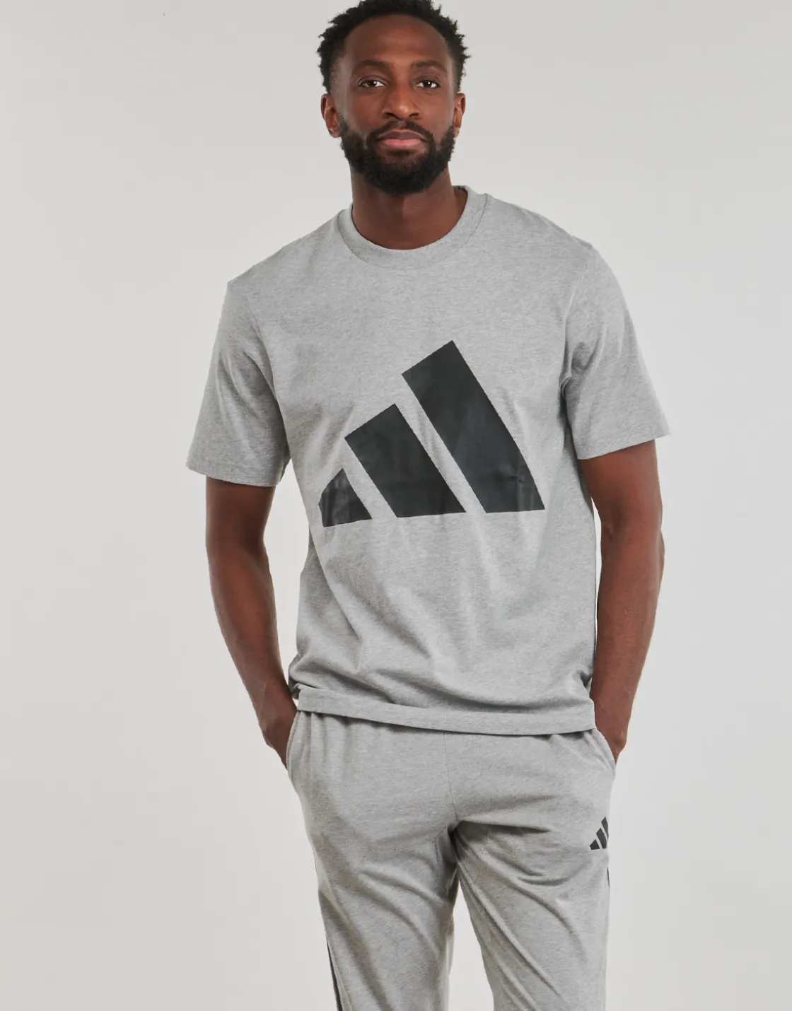 Adidas Sportswear - JE8948< T-shirts & Polos