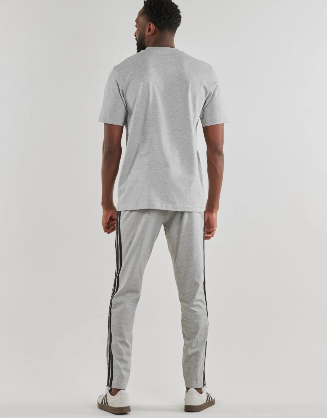 Adidas Sportswear - JE8948< T-shirts & Polos