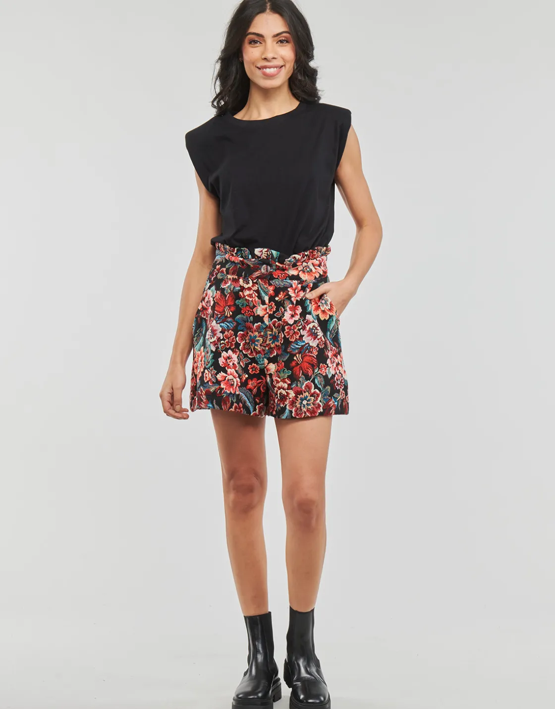 Betty London - LAUREN< Shorts & Bermudas