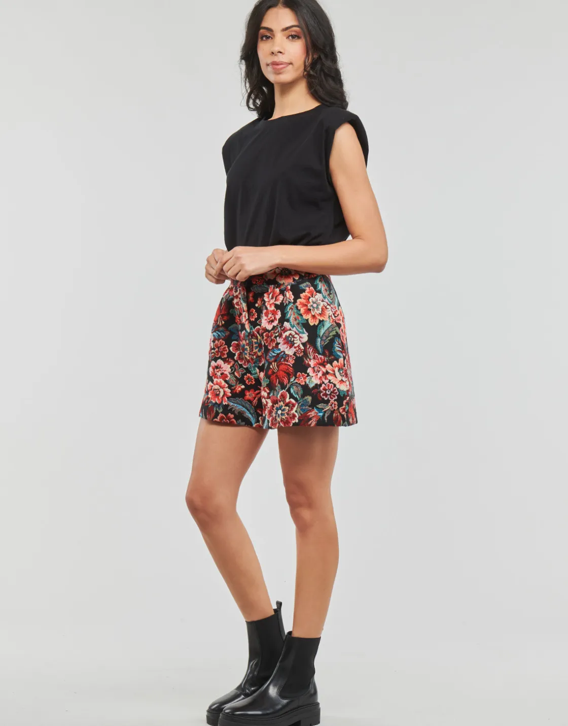 Betty London - LAUREN< Shorts & Bermudas