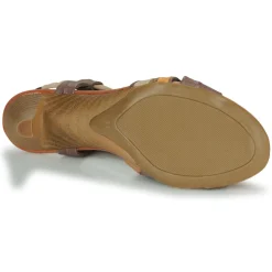 Betty London - POULOI Camel Hot