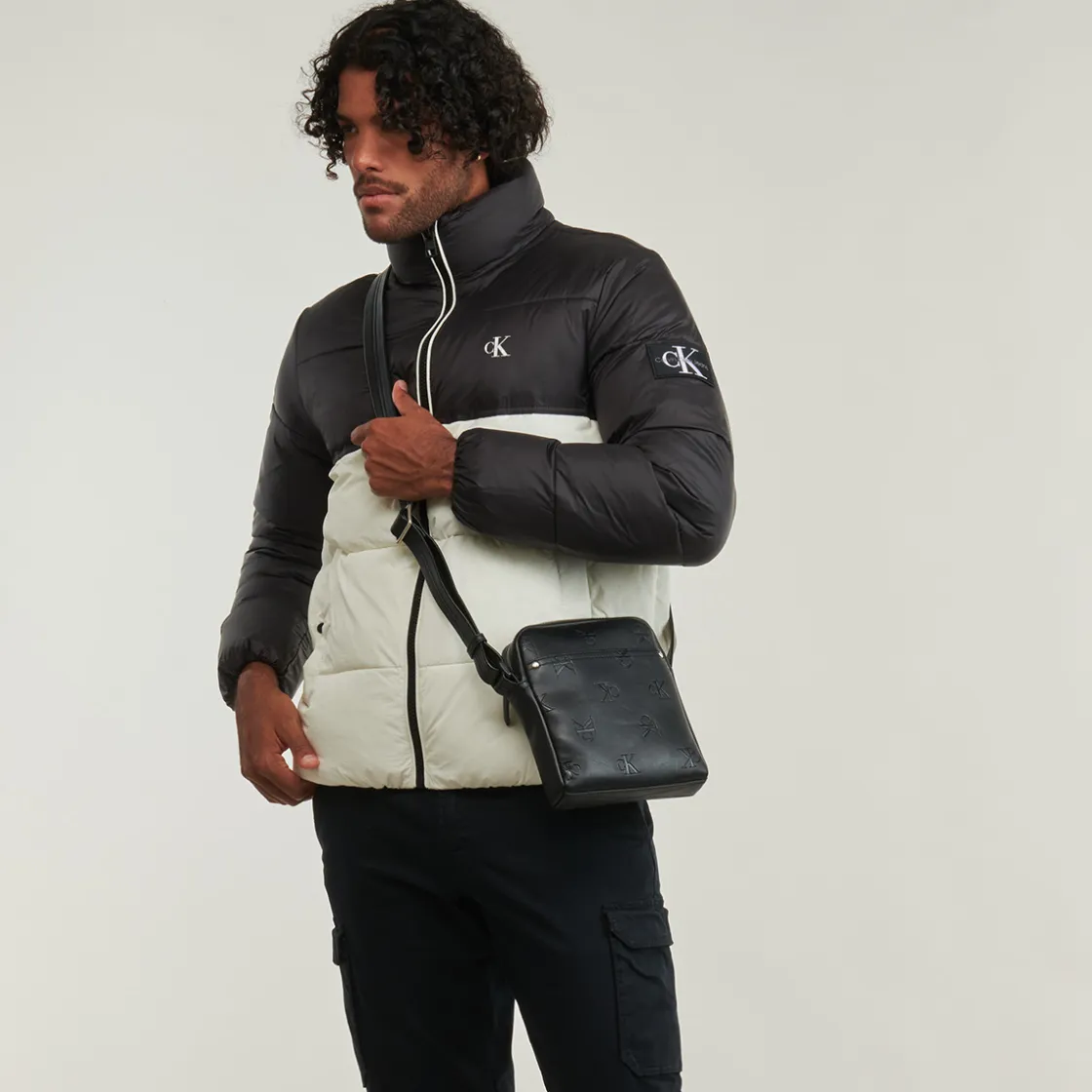 Calvin Klein Jeans - MONOGRAM SOFT REPORTER 18 AOP Noir Online
