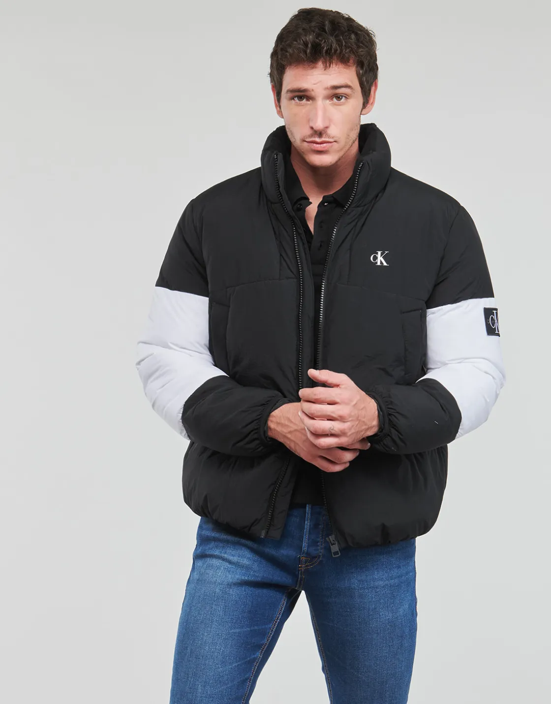 Calvin Klein Jeans Manteaux^- NON-DOWN COLORBLOCK PUFFER