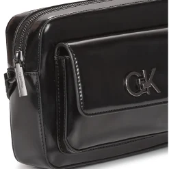Calvin Klein Jeans - RE-LOCK CAMERA BAG_SHINY< Besaces / Sacs Bandoulière
