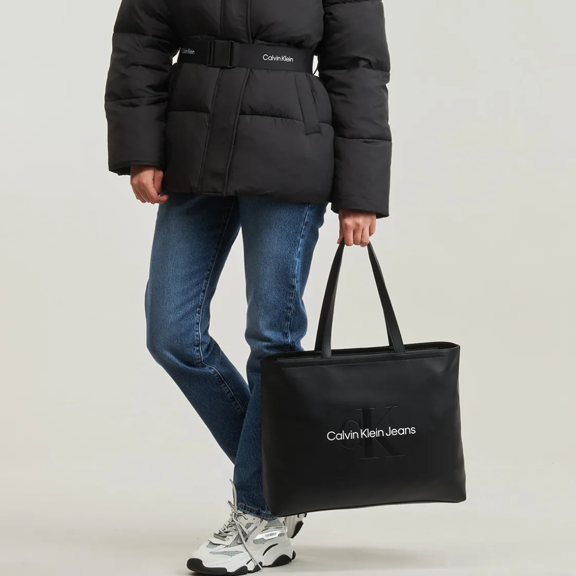 Calvin Klein Jeans Cabas / Sacs Shopping^- SCULPTED SLIM TOTE34 MONO