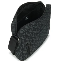 Calvin Klein Jeans - SLOUCHED MONOGRAM ZIP FLIGHT BAG< Pochettes / Sacoches