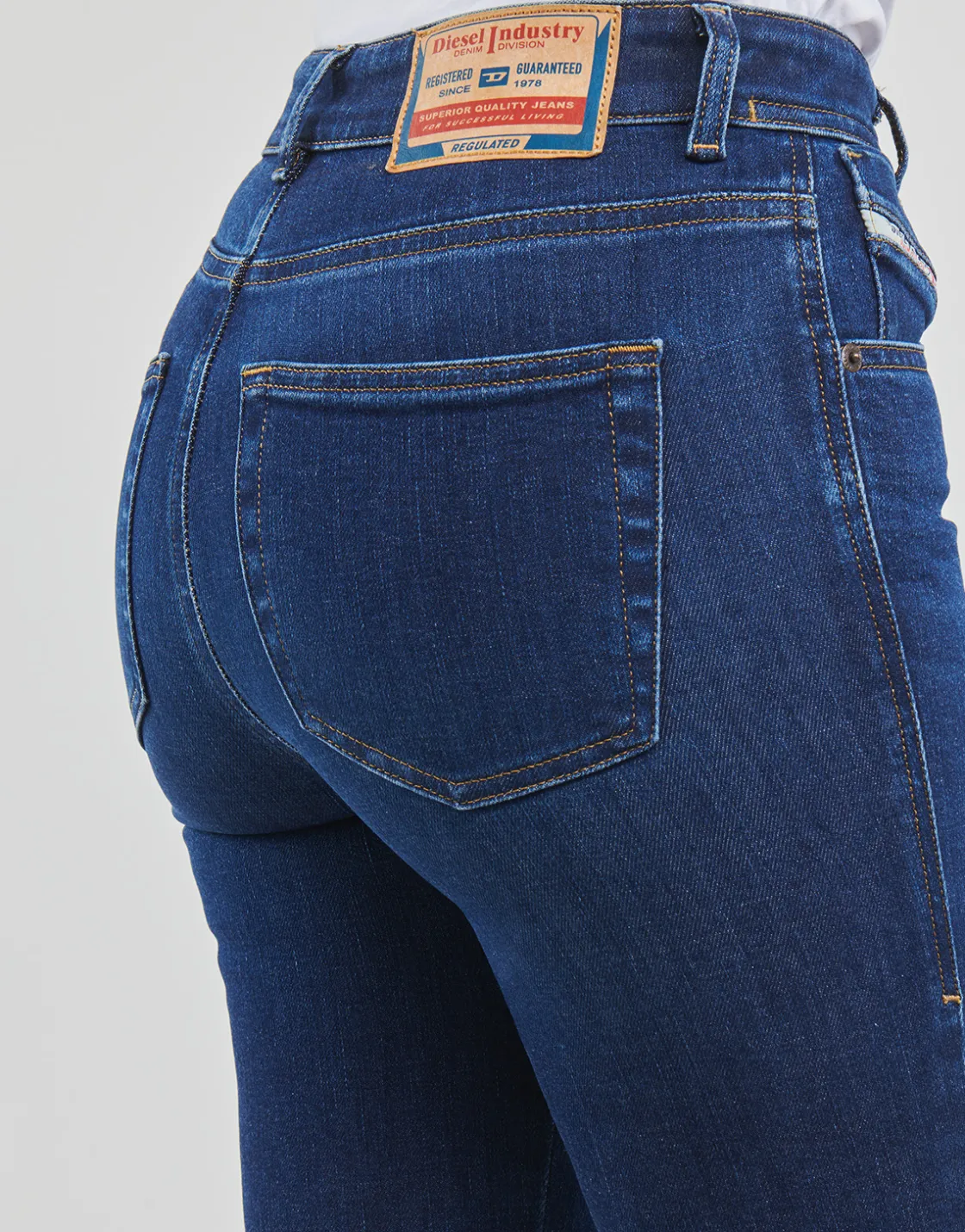 Diesel - 1984 SLANDY-HIGH< Jeans
