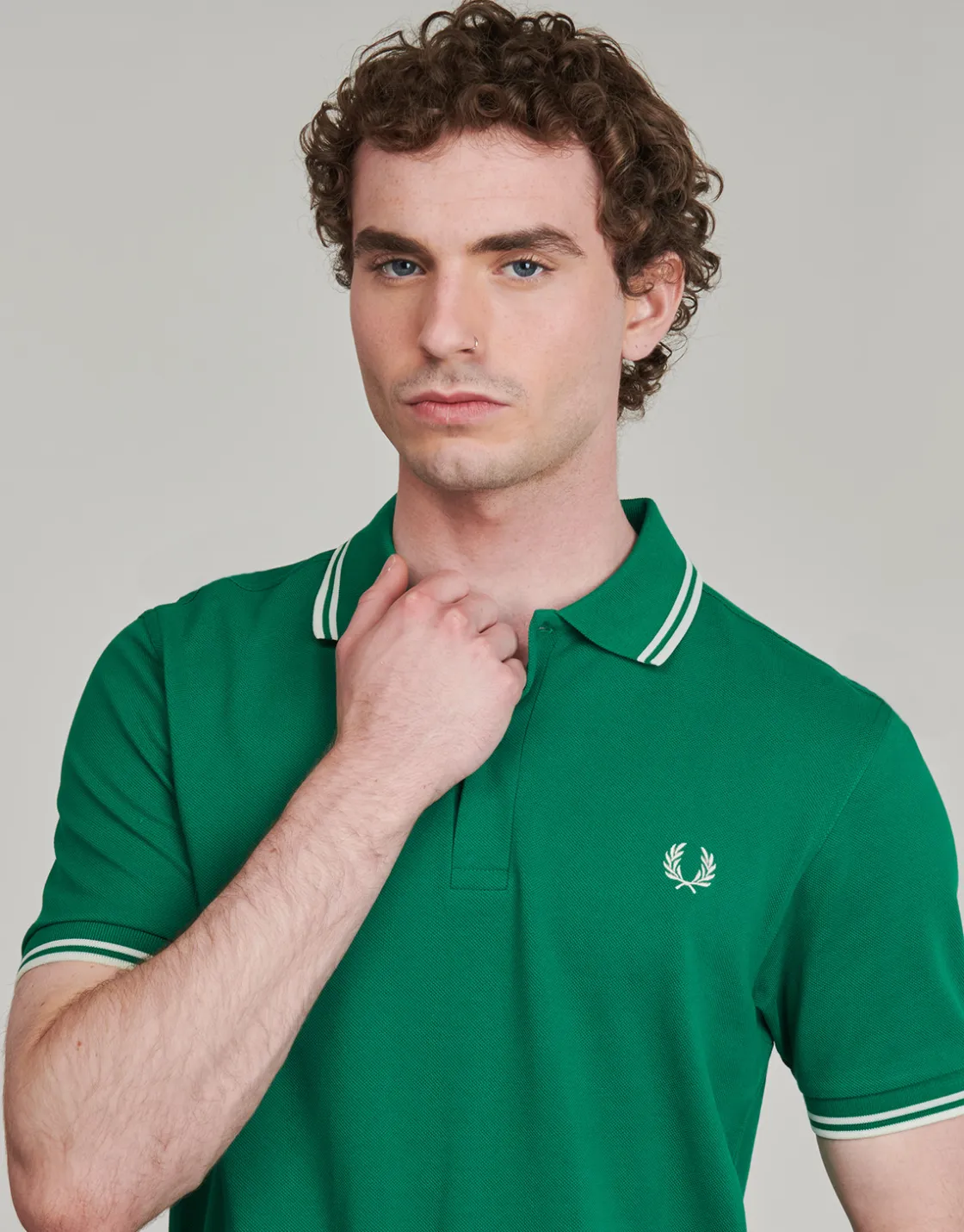 Fred Perry - TWIN TIPPED SHIRT< T-shirts & Polos