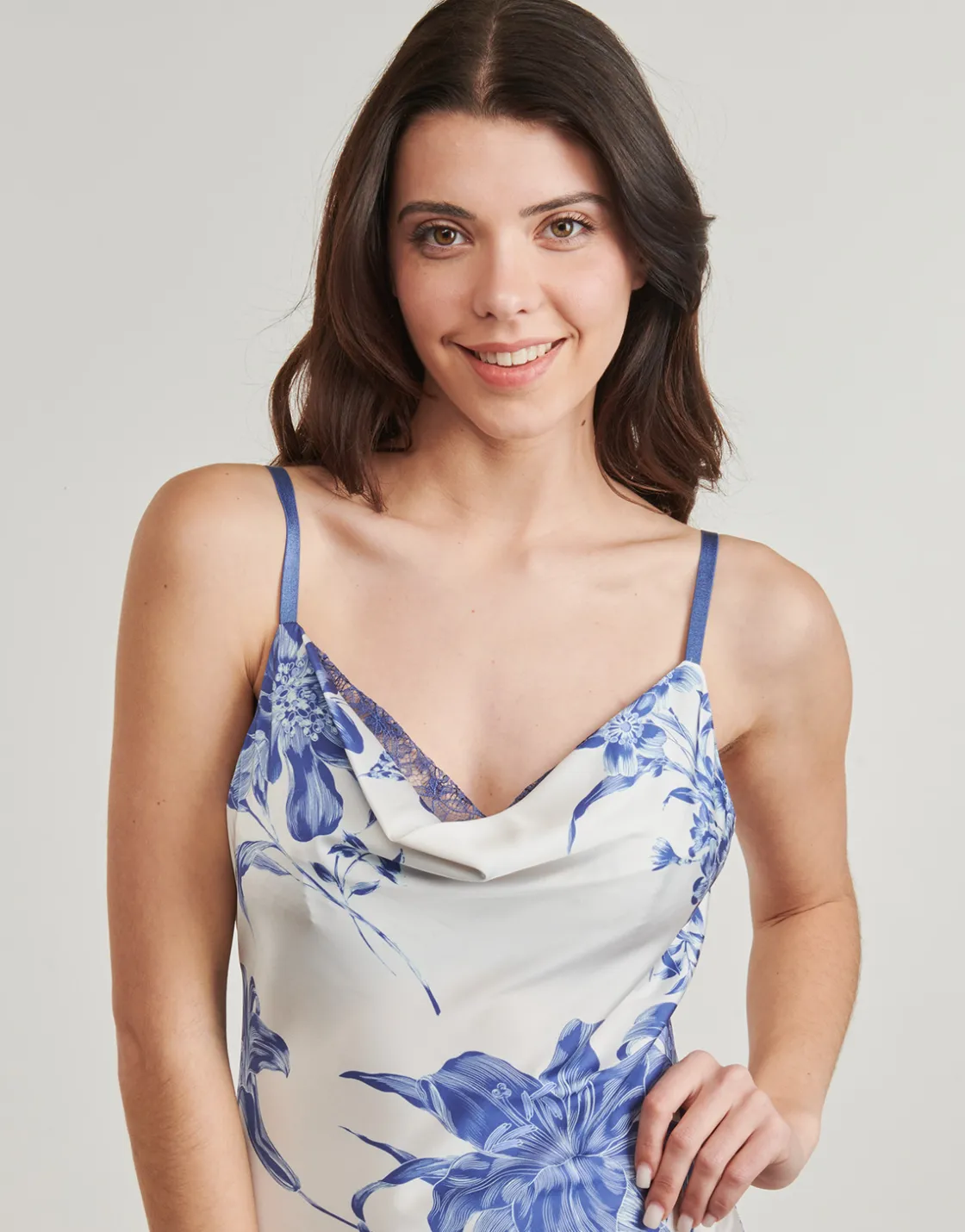Guess - ADLE LACE NECKLIN< Robes