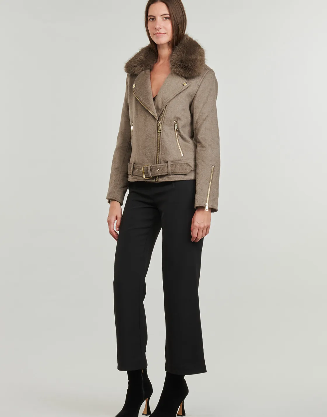 Guess - NANCY FAUX FUR JACKET< Vestes