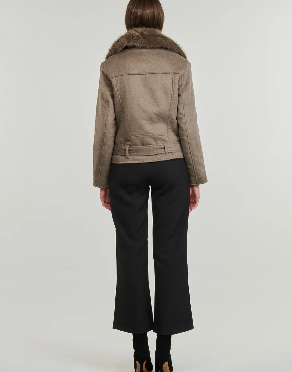 Guess - NANCY FAUX FUR JACKET< Vestes