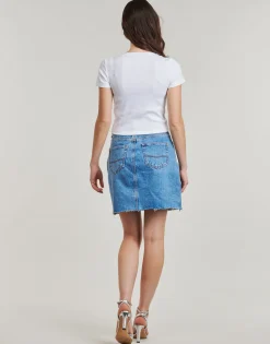 Guess - SL CN SNAP EMBRO SLIM TOP< T-shirts & Polos