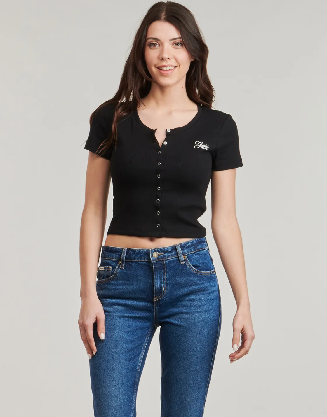 Guess - SL CN SNAP EMBRO SLIM TOP< T-shirts & Polos