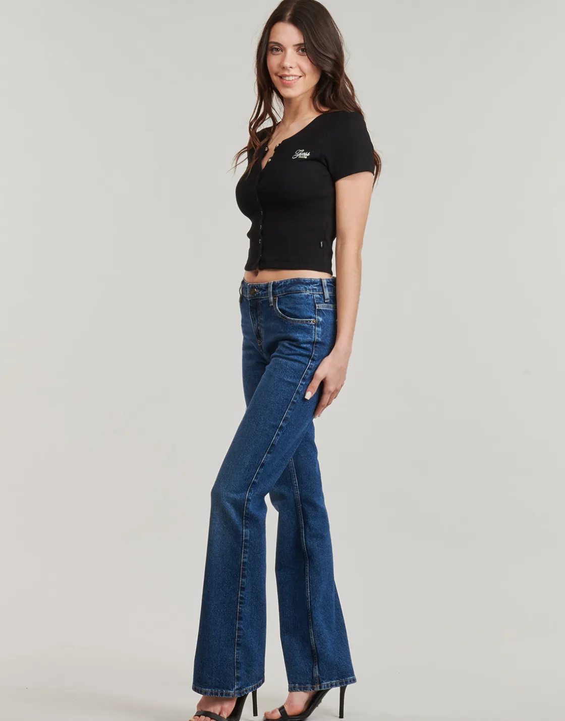 Guess - SL CN SNAP EMBRO SLIM TOP< T-shirts & Polos