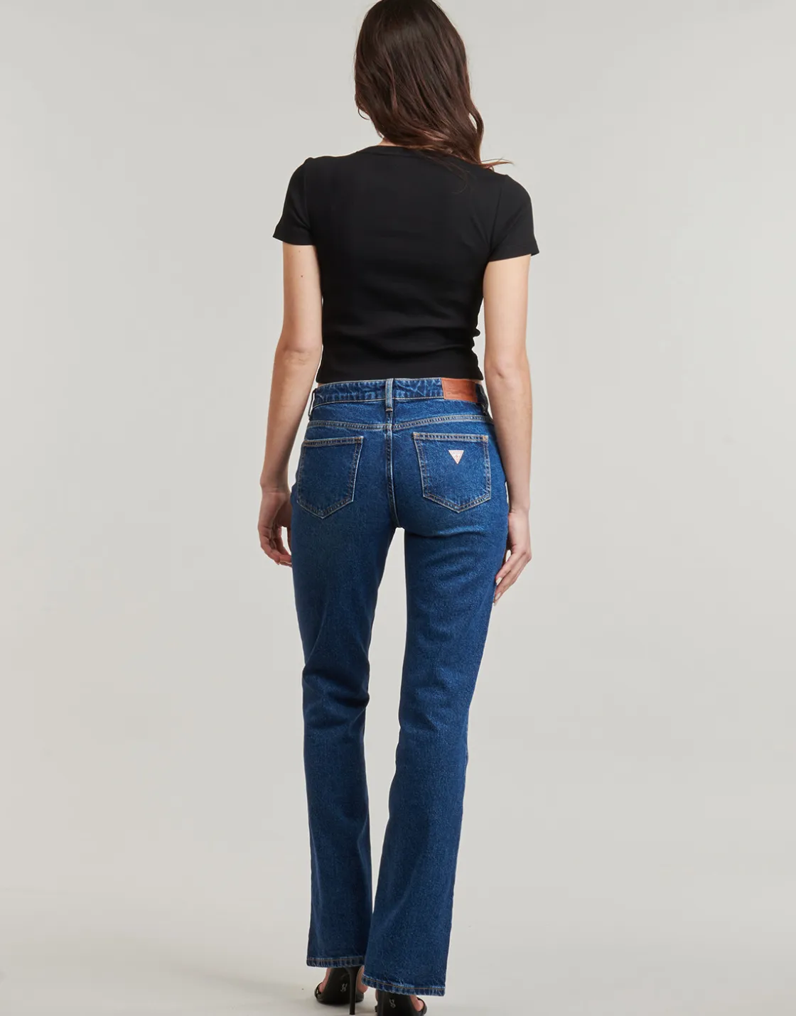 Guess - SL CN SNAP EMBRO SLIM TOP< T-shirts & Polos