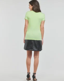 Guess - SS CN TRIANGLE FLOWERS TEE< T-shirts & Polos