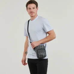Lacoste - MONOGRAM< Pochettes / Sacoches