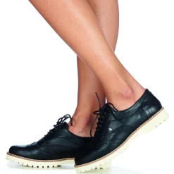 Les Petites Bombes - GISELE< Derbies & Richelieu