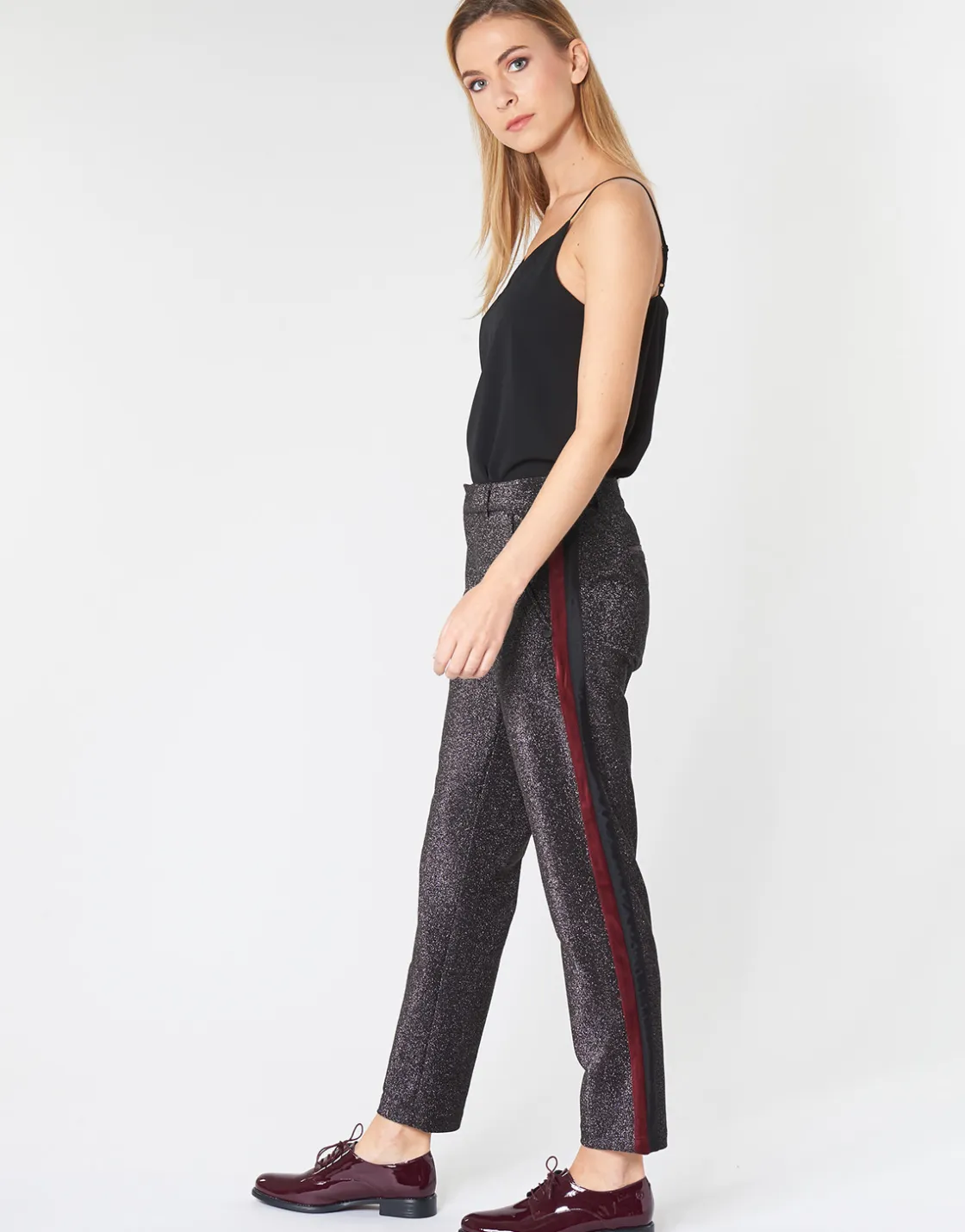Maison Scotch - TAPERED LUREX PANTS WITH VELVET SIDE PANEL< Pantalons