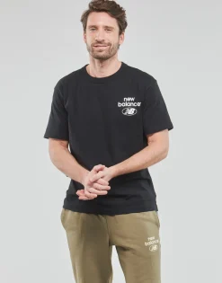 New Balance - ESSENTIALS LOGO T-SHIRT< T-shirts & Polos