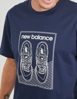 New Balance T-shirts & Polos^- GRAPHIC JERSEY TEE