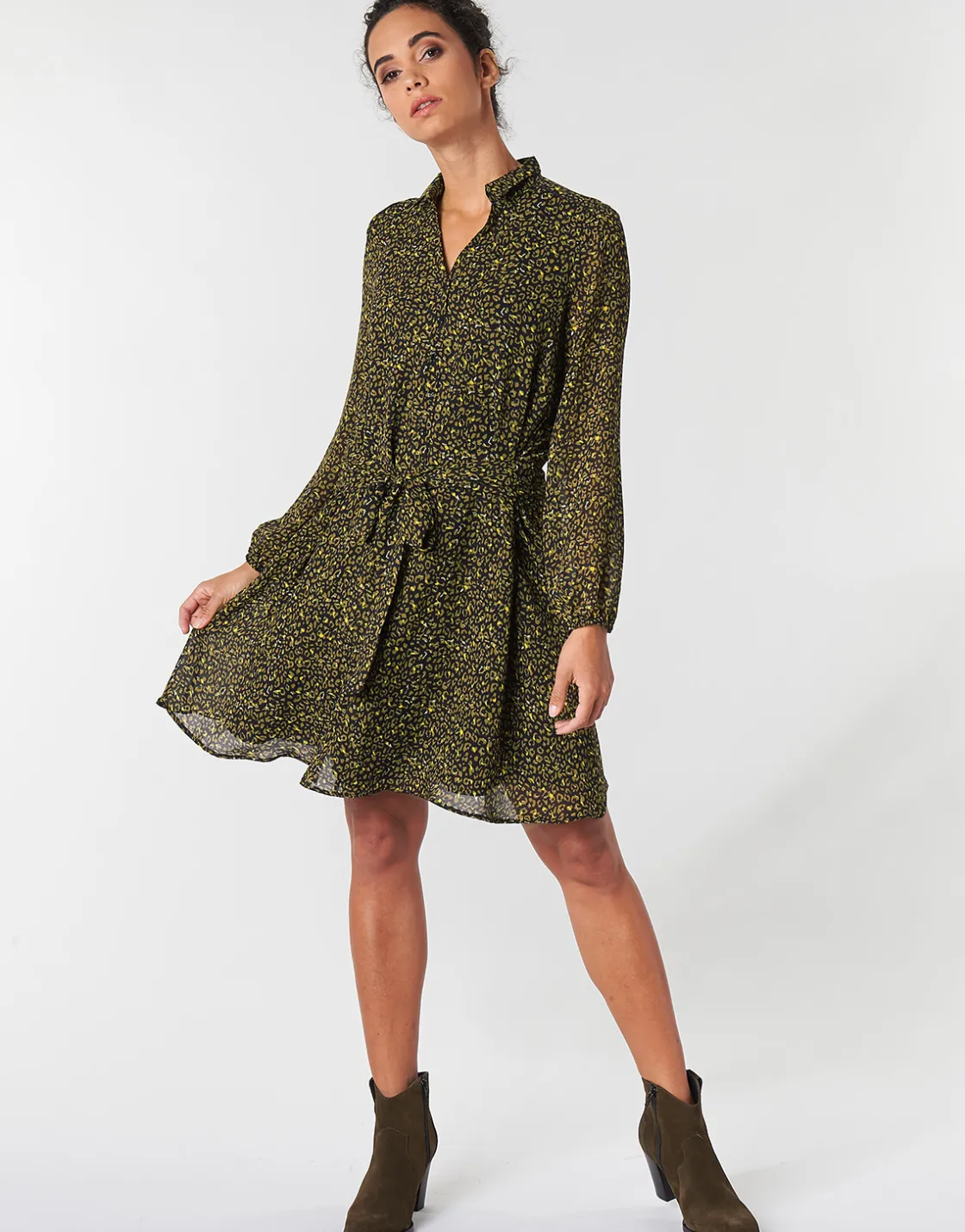 One Step - RUNI< Robes